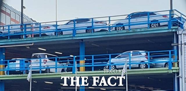 국내 중고차 시장이 매년 가파른 성장세를 보이고 있는 가운데 허위·불량 매물 등 열악한 시장 환경은 나아질 기미를 보이지 않으면서 규모에 걸맞은 시장환경을 조성해야 한다는 목소리가 나오고 있다. /더팩트 DB