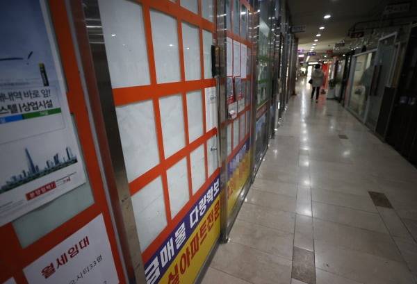 서울 잠실의 아파트 단지 내 상가 중개업소 매물 정보란이 텅 비어 있는 모습. 연합뉴스