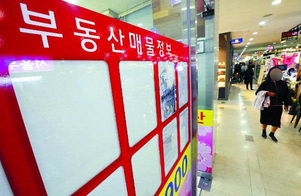 한 시민이 지난 20일 서울 송파구 공인중개사 사무실 앞에 텅 빈 매물란 앞을 지나가고 있다. 지난 7월 31일 임대차 2법이 시행되면서 전세 매물이 급감하고 전세난이 심화하고 있다. 뉴시스
