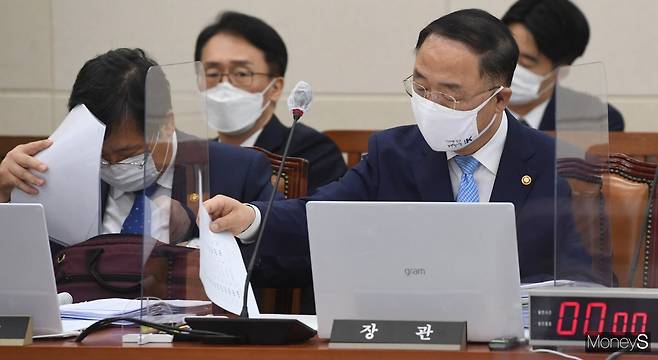 홍남기 부총리가 지난 22일 국회 기획재정위원회 종합 국정감사에 출석해 “전세시장 안정화를 위해 고민하겠다”고 다짐했다. /사진=장동규 기자