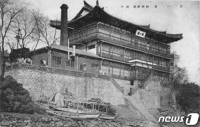 일제강점기에 대동강변 고구려 성벽 위에 들어선 조선요리집 동일관의 모습. 현재 옥류관이 있는 자리로, 지금은 성벽 자체가 대부분 유실됐다. (미디어한국학 제공) 2020.10.24. © 뉴스1