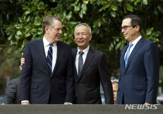 지난해 10월 10일 미국 워싱턴DC에서 로버트 라이트하이저 미 무역대표부(USTR) 대표, 류허 중국 부총리, 스티븐 므누신 미국 재무 장관(왼쪽부터)이 무역합의에 앞서 함께 사진을 찍고 있다.뉴시스