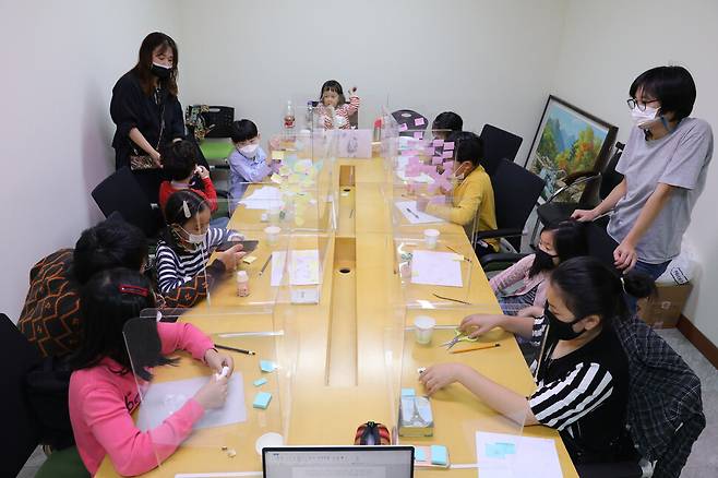 한겨레신문사 8층 회의실에서 초등학생들이 인터뷰를 준비하고 있는 모습. 보호자를 포함한 가족들은 옆 회의실에서 대기했다. 장철규 선임기자