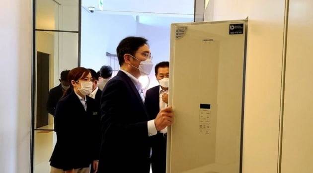이재용 삼성전자 부회장이 지난 9월 서울 강남구 삼성디지털프라자 삼성대치점을 방문해 프리미엄 가전제품 판매 현장을 점검하는 모습. [삼성전자 제공]