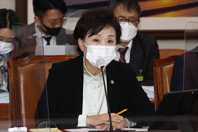 김현미 국토교통부 장관이 23일 오전 서울 여의도 국회에서 열린 국토교통위원회 종합국정감사에서 답변하고 있다. [연합]