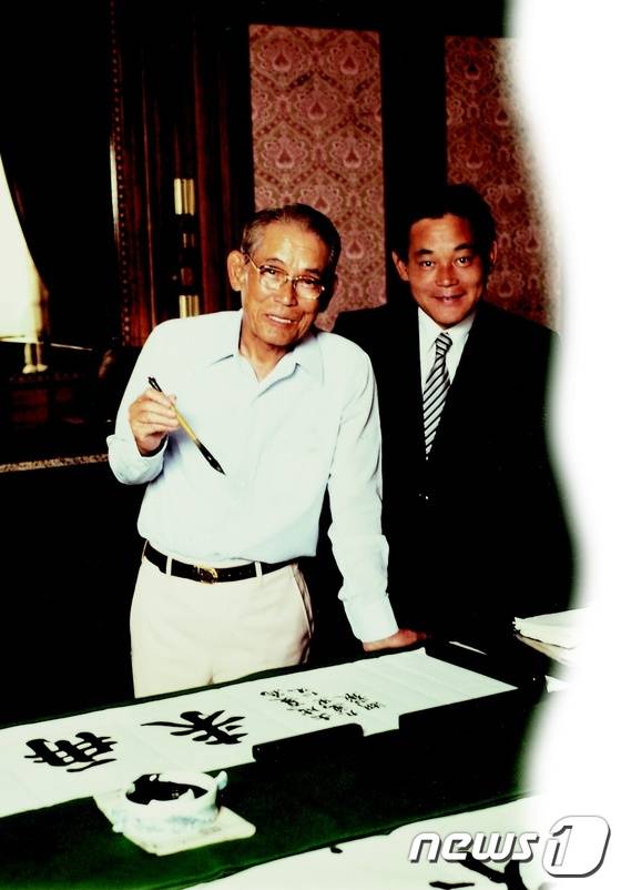 1980년 고(故) 이병철 선대 회장(왼쪽)과 함께 있는 이건희 삼성전자 회장. (삼성전자 제공)2020.10.25/뉴스1 © News1 김진 기자