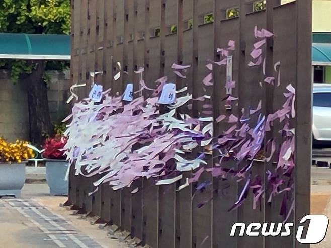 22일 오후 인천시 미추홀구 '라면형제'의 모교에는 숨진 동생을 추모하는 행사가 열렸다. 등교 학생들은 동생을 추모하고 형의 회복을 염원하는 마음을 리본에 적은 뒤 학교 내 설치된 철조망에 묶었다.2020.10.22/뉴스1 © News1 박아론 기자