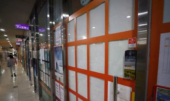 서울과 수도권을 넘어 아파트 전세대란이 전국적으로 확산되고 있다. 사진은 서울 잠실동 공인중개업소에 비어 있는 매물 정보란 모습. <연합뉴스>