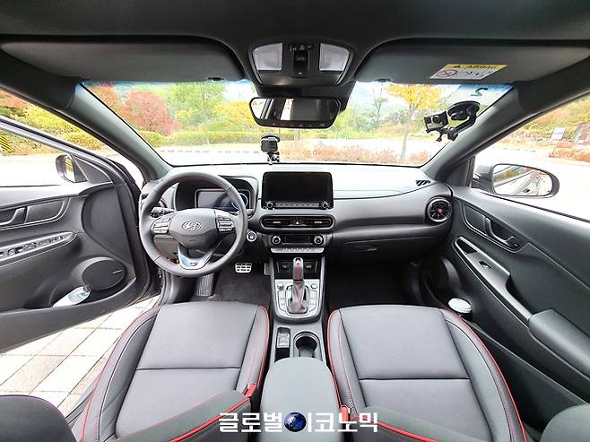 현대자동차가 지난 15일 출시한 소형 스포츠유틸리티차량(SUV) '코나 N라인' 실내. 사진=글로벌이코노믹 성상영 기자