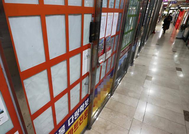 18일 잠실의 한 아파트 단지 상가 내 부동산에 매물 정보란이 텅 비어 있다. 연합뉴스