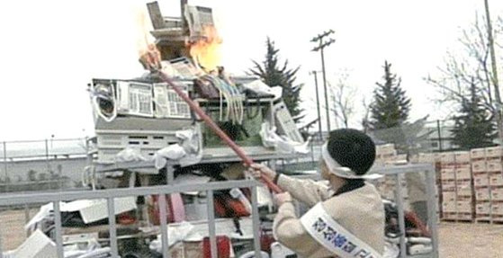 1995년 삼성전자 임직원들이 삼성 구미사업장 운동장에서 애니콜을 비롯한 전화기, 팩시밀리 등 불량제품 15만대를 전량 폐기 처분하는 모습. 당시 삼성전자는 150억원에 달하는 제품을 폐기하는 '불량제품 화형식'이란 초강수를 쓰면서 삼성 전반에 위기의식을 불어넣었다. [사진 삼성전자]