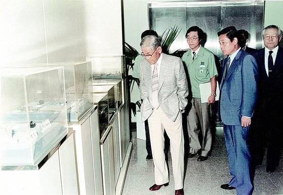 1987년 7월 당시 이병철 삼성 회장이 이건희 부회장과 함께 삼성종합기술원을 방문해 첨단 기술 개발현황 등을 둘러보고 있다. [중앙포토]
