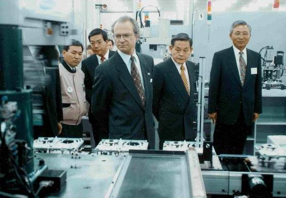 1994년 11월 한국을 방문한 스웨덴 국왕 카를 구스타프와 함께 삼성전자 수원공장을 돌아보는 이건희 당시 삼성그룹 회장. [중앙포토]