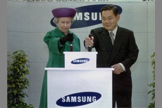 1995년 엘리자베스 영국 여왕(왼쪽)과 이건희 삼성 회장이 영국 클리블랜드 티아이드시 윈야드파크에서 열린 삼성전자복합단지 준공식에서 생산라인 가동 손잡이를 당기고 있다. 사진 중앙포토.