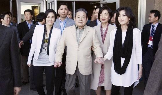 2012년 미국 라스베이거스에서 열린 ‘소비자가전전시회(CES)’를 참관한 이건희 회장(가운데). 왼쪽부터 이서현 제일모직 부사장, 이 회장, 홍라희 리움 미술관장, 이부진 호텔신라 사장. 홍 관장 왼쪽 뒤에 이재용 삼성전자 사장이 보인다. 사진 로이터=연합뉴스