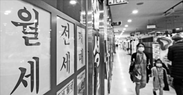 서울의 한 중개업소 게시판에 전·월세 매물이 자취를 감췄다. 정부는 주택임대차보호법 시행 이후 급등하는 전세시장을 안정시키기 위해 부동산 대책을 논의 중인 것으로 알려졌다.   뉴스1