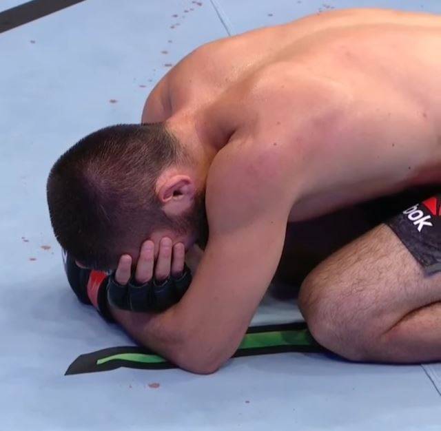 하빕 누르마고메도프가 29연승을 달성한 뒤 지난 7월 세상을 떠난 아버지를 생각하며 울음을 터뜨리고 있다. UFC 인스타그램 캡처