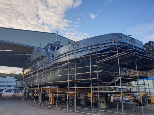 경기도가 연말 건조식을 목표로 제작 중인 청소선박 `경기 청정호`. 제조에 총 52억원을 투입했으며, 길이 33m에 한 번에 100t가량의 쓰레기를 적재할 수 있도록 설계됐다. [사진 제공 = 경기도]