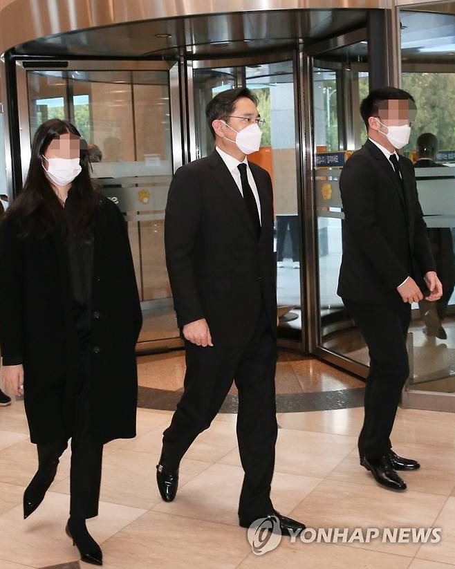 빈소 향하는 이재용 부회장 (서울=연합뉴스) 임헌정 기자 = 이재용 삼성전자 부회장이 25일 오후 이건희 삼성그룹 회장의 빈소가 마련된 서울 강남구 삼성서울병원 장례식장으로 들어서고 있다.  2020.10.25 kane@yna.co.kr