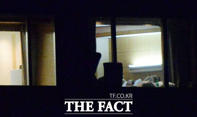 2014년 갑작스러운 심근경색증으로 삼성서울병원에 입원, 치료를 받아온 이건희 회장이 25일 향년 78세의 일기로 별세했다. 이건희 회장은 서울 일원동 삼성서울병원에서 6년 5개월 동안 치료를 이어왔지만 끝내 병상에서 일어서지 못했다. 사진은 2015년 <더팩트> 카메라에 단독으로 잡힌 이건희 회장의 모습으로 산소호흡기를 떼고 자가 호흡을 하는 등 병세가 호전된 모습이었다. /이효균 기자