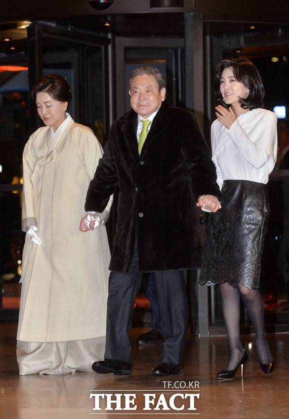 이건희 회장이 73세 생일을 맞은 2014년, 홍라희 여사, 이부진 신라호텔 사장과 함께 기념식에 참석하고 있다. /더팩트DB