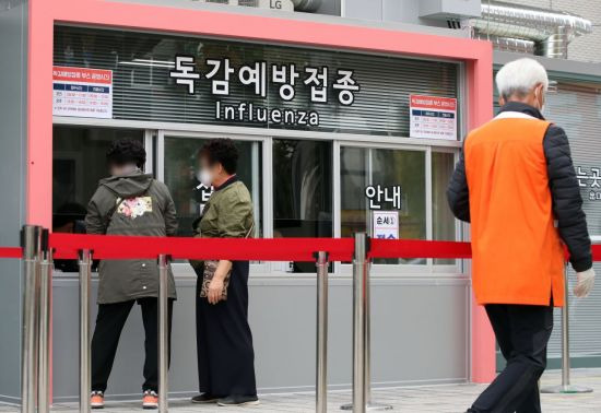 지난 22일 서울의 한 병원 독감 예방접종 창구 앞이 한산한 모습을 보이고 있다. 사진=연합뉴스