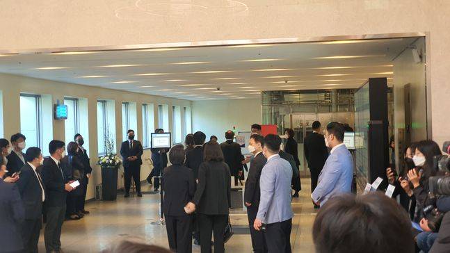26일 고(故) 이건희 삼성전자 회장의 빈소가 마련된 서울 강남구 삼성서울병원 장례식장에 마련된 고인의 빈소로 조문객들이 입장하는 모습.ⓒ데일리안 김은경 기자