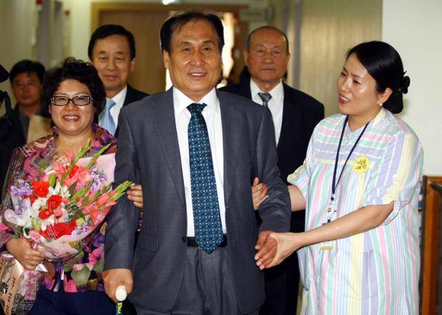 '아덴만 영웅' 석해군 삼호주얼리호 선장이 2011년 11월 4일 오전 경기 수원시 아주대병원에서 퇴원할 당시 모습. 수원=배우한기자