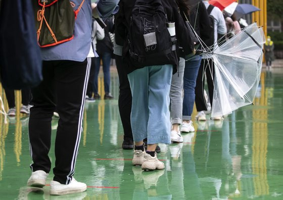 지난 5월 SK그룹 상반기 공채 시험장에 모인 응시생들. 연합뉴스