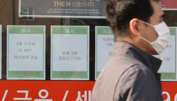정부가 부동산 대책으로 월세 세액공제 확대를 검토 중인 것으로 전해진 가운데, 현실을 외면한 대책이라는 주장이 나오고 있다 사진은 서울 용산구 한 부동산중개업소. [매경DB]