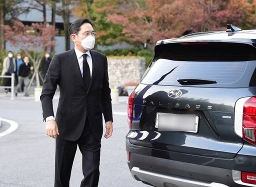 이재용 삼성전자 부회장이 25일 오후 이건희 삼성그룹 회장의 빈소가 마련된 서울 강남구 삼성서울병원 장례식장에 도착하고 있다. 연합뉴스