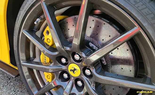 특히 카본휠은 가격이 안드로메다