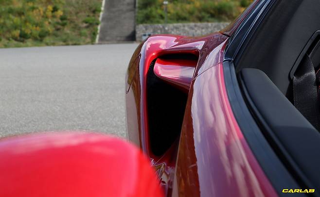 사이드미러에 비친 펜더 볼륨과 흡기구는 내가 특별한 차에 타고 있음을 확인시켜준다