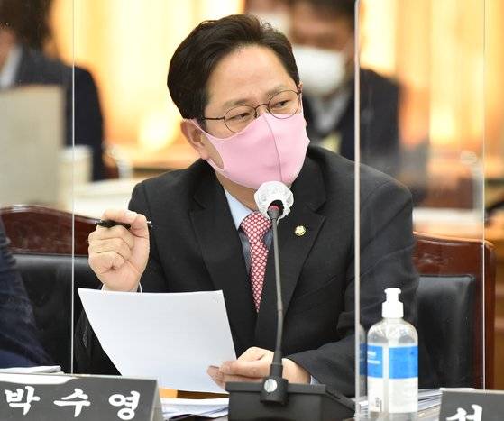 19일 경기도 수원시 팔달구 경기도청에서 열린 국회 행정안전위원회 국정감사에서 질의하는 국민의힘 박수영 의원. 뉴시스