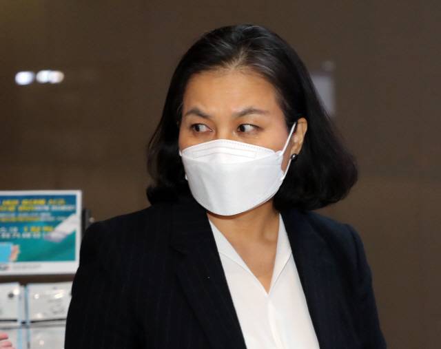 세계무역기구(WTO) 사무총장 선거 최종 라운드에 진출한 유명희 산업통상자원부 통상교섭본부장이 막판 유세를 위해 지난 13일 새벽 인천국제공항을 통해 유럽으로 출국하고 있다./연합뉴스