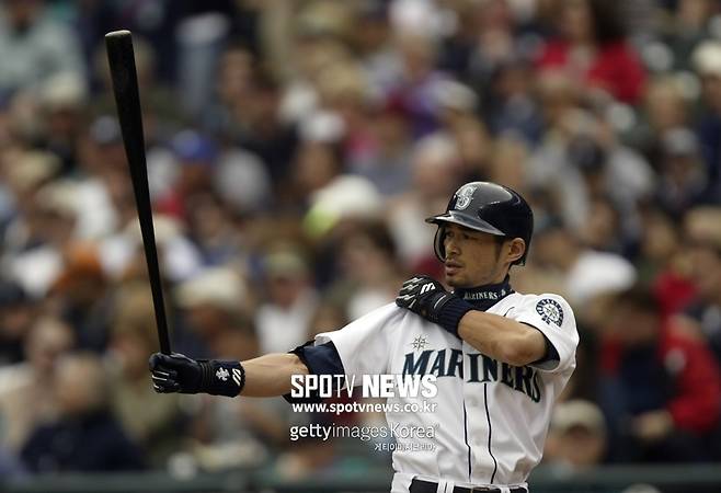 ▲ 미일 통산 4367안타를 기록한 스즈키 이치로는 선수생활 내내 자신만의 루틴을 지켜왔다. 타석에서 준비 동작을 할 때 오른손으로 방망이를 세운 채 왼손으로 오른쪽 어깨 부분의 유니폼을 끌어올리는 동작 역시 그만의 루틴이자 트레이드마크였다.