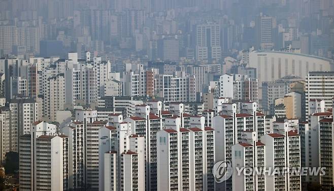 정부, 부동산 공시지가 현실화 로드맵 발표 (서울=연합뉴스) 김인철 기자 = 정부가 2030년까지 부동산 공시가격 현실화율을 90%로 맞추는 방안을 추진한다고 밝힌 27일 서울 시내 아파트 모습. 2020.10.27 yatoya@yna.co.kr