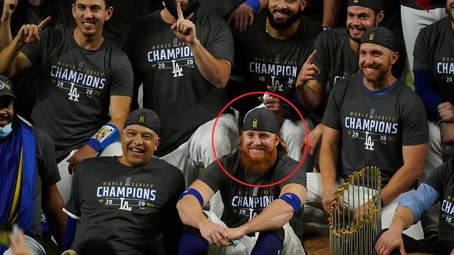 Los Angeles Dodgers manager Dave Robert and third baseman Justin Turner pose for a group picture after defeating the Tampa Bay Rays 3-1 to win the baseball World Series in Game 6 Tuesday, Oct. 27, 2020, in Arlington, Texas. (AP Photo/Eric Gay)