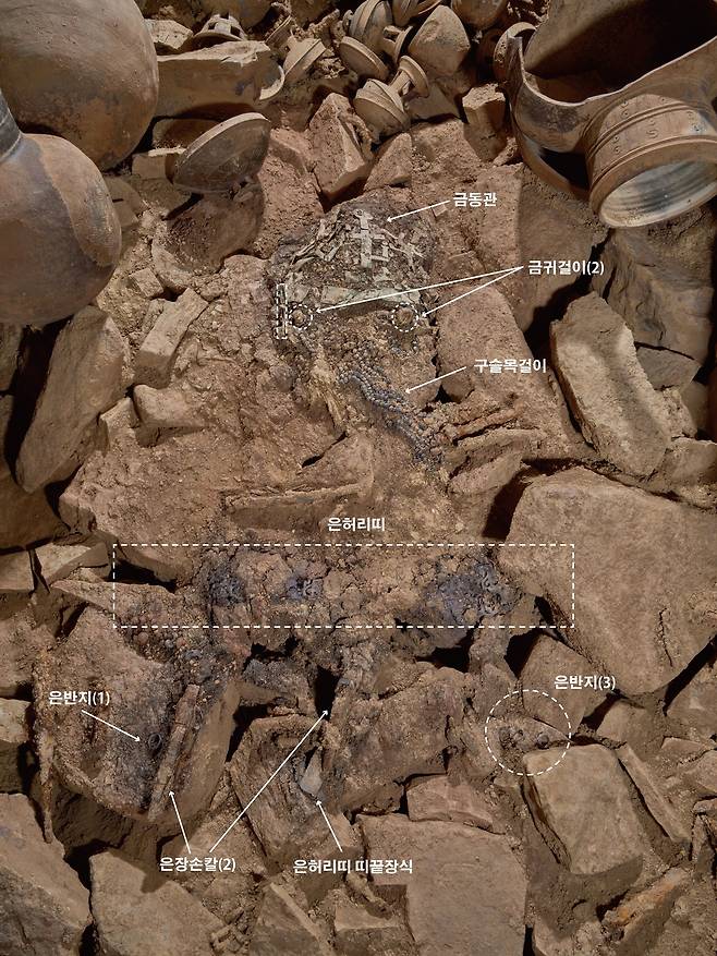창녕 교동 63호분 석곽 내 피장자 장신구 일체가 노출된 모습. /국립가야문화재연구소