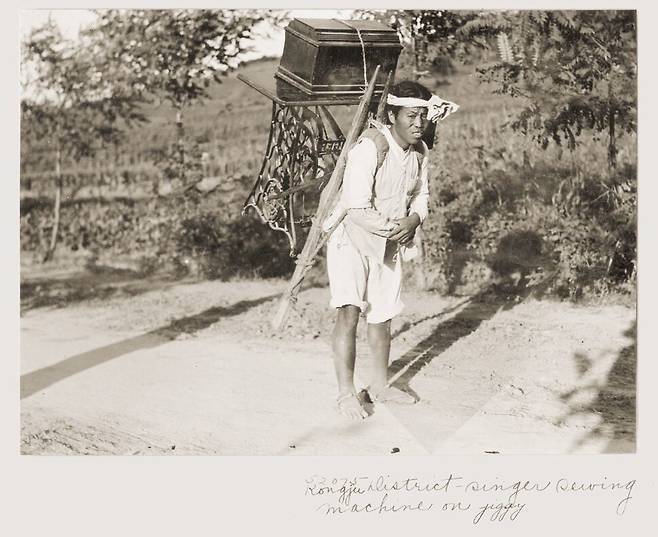 재봉틀을 진 지게꾼.