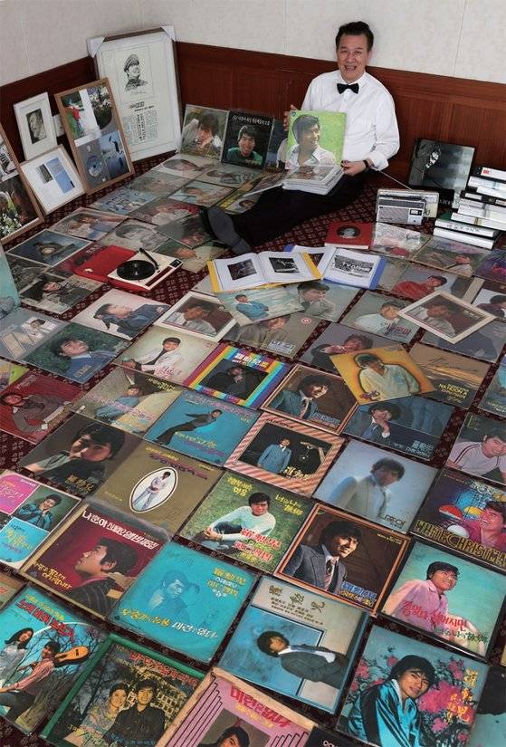 나훈아의 LP 앨범에 둘러싸인 열혈 ‘나훈아 마니아’ 이재술 와인 소믈리에. 나훈아는 지금까지 200장의 LP를 발매했는데 이씨는 197장을 소장하고 있다.