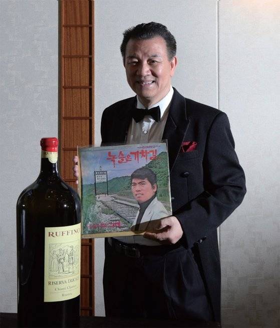 '나훈아 마니아’ 이재술 와인 소믈리에. 와인과 나훈아 앨범은 그의 가장 소중한 보물이다.