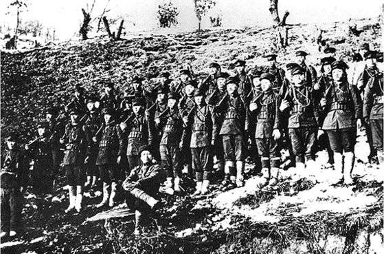 1920년 청산리 전투에서 대승을 거둔 독립군. 맨 앞에 다리를 꼬고 앉은 사람이 김좌진 장군. [사진 독립기념관]
