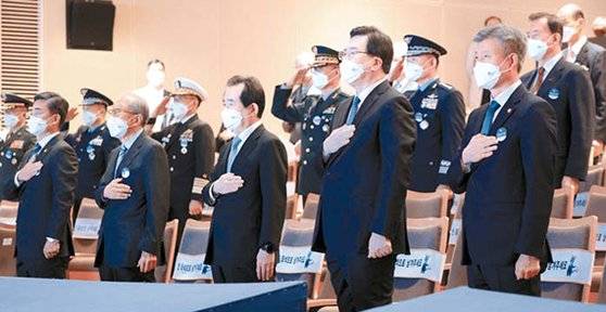 정세균 국무총리(가운데)가 24일 국립중앙박물관에서 열린 ‘ 청산리대첩 전승 제100주년 기념식’에서 국민의례를 하고 있다. [사진 국가보훈처]