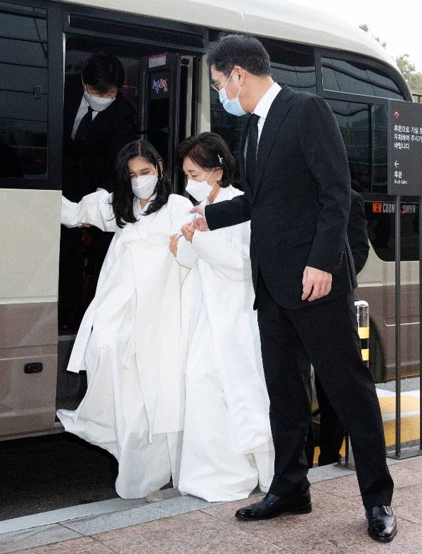 고(故) 이건희 삼성그룹 회장 발인식이 28일 오전 서울 강남구 삼성서울병원 장례식장에서 열렸다. 영결식에 참석하는 이재용 삼성전자 부회장(오른쪽)이 버스에서 내리는 홍라희 여사와 이부진 호텔신라 대표에게 손을 내밀고 있다.  [사진공동취재단]사진=연합뉴스