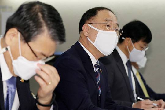 洪부총리 모두발언 : 홍남기(가운데) 부총리 겸 기획재정부 장관이 28일 정부서울청사에서 열린 ‘제9차 부동산시장 점검 관계장관회의’를 주재하면서 모두발언을 하고 있다. 김낙중 기자