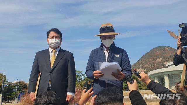 [서울=뉴시스] 정윤아 기자=북한군에 의해 피격된 해양수산부 공무원의 형 이래진(55)씨가 "해양경찰청장과 국방부 장관을 해임해달라"는 내용의 '상소문'을 청와대에 전달했다.이씨는 28일 오후 서울 종로구 청와대에서 고영호 청와대 시민사회수석 행정관에게 상소문과 정보공개청구서를 전달했다. 2020. 10.28.