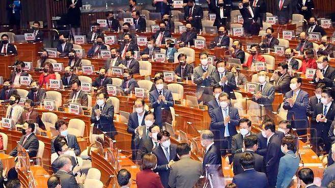 야당 항의 가운데 입장하는 문재인 대통령 (사진=연합뉴스)