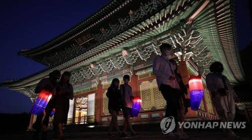 창덕궁 달빛기행서 청사초롱을 들고 다니는 관람객들 [연합뉴스 자료사진]