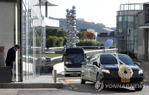 고 이건희 회장의 운구차량, 리움미술관 지나서       (서울=연합뉴스) 박동주 기자 = 28일 오전 고 이건희 삼성전자 회장의 운구차량이 서울 리움미술관 앞을 지나고 있다. 2020.10.28      pdj6635@yna.co.kr (끝)